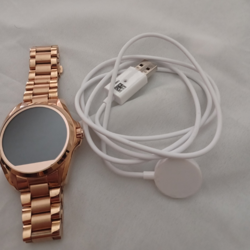Like new MICHAEL KORS BRADSHAW ROSE GOLD SMARTWATCH MKT-5004